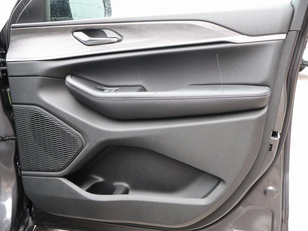 new 2025 Jeep Grand Cherokee car, priced at $40,013