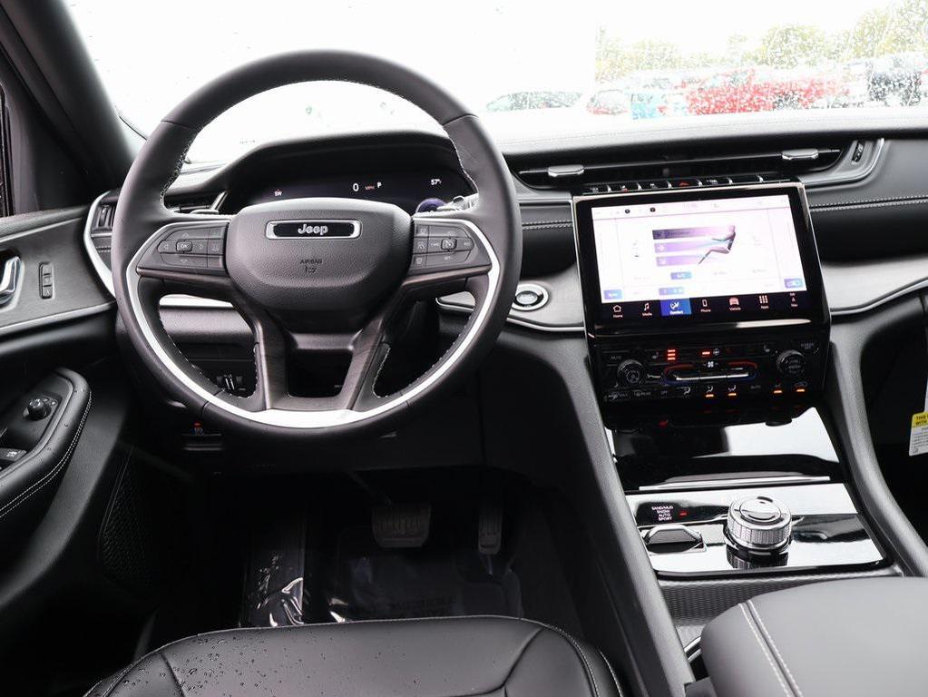 new 2025 Jeep Grand Cherokee car, priced at $40,013