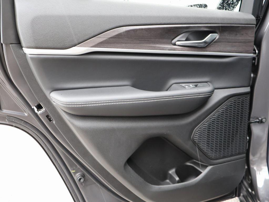 new 2025 Jeep Grand Cherokee car, priced at $40,013