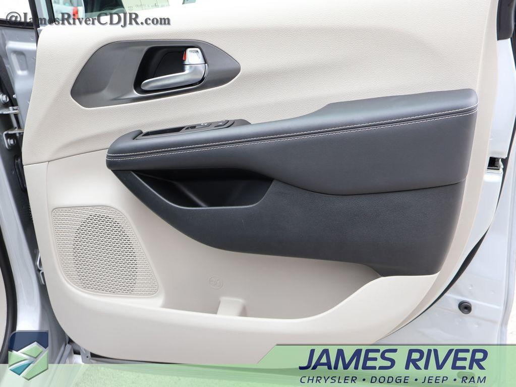 used 2024 Chrysler Pacifica car, priced at $31,000