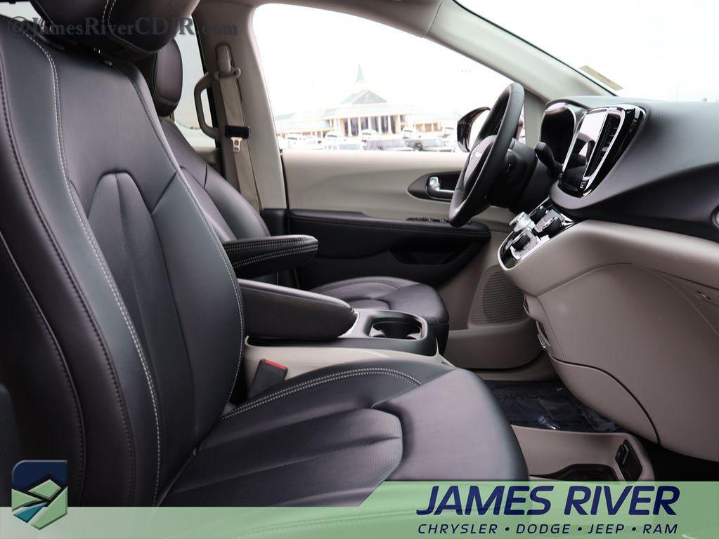 used 2024 Chrysler Pacifica car, priced at $31,000