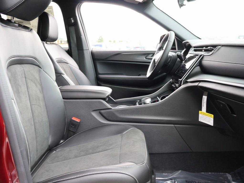 new 2025 Jeep Grand Cherokee car, priced at $38,595