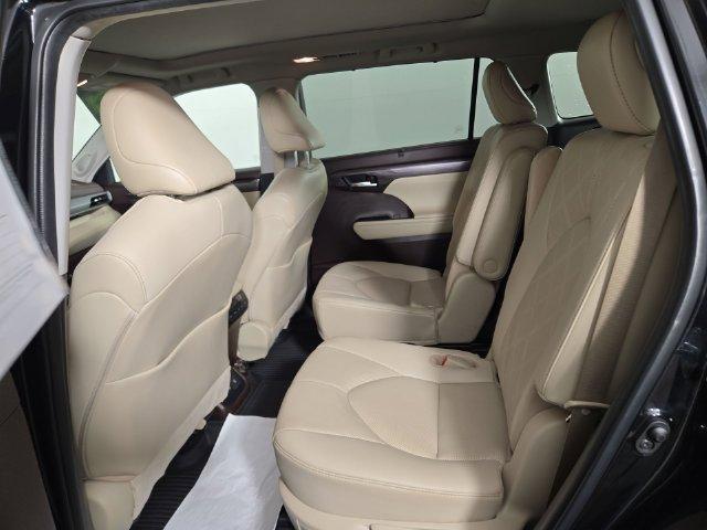 used 2022 Toyota Highlander car, priced at $31,599