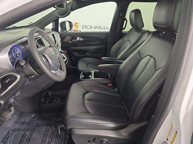 used 2025 Chrysler Pacifica car, priced at $25,610