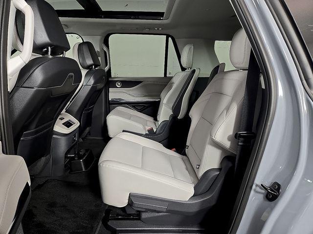 new 2025 Lincoln Navigator car, priced at $100,726