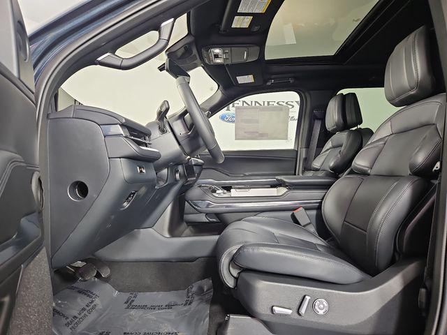 new 2025 Lincoln Navigator car, priced at $102,360