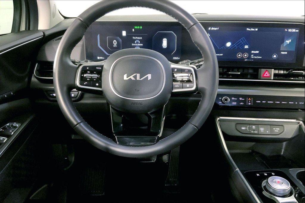 used 2025 Kia Carnival Hybrid car, priced at $41,999