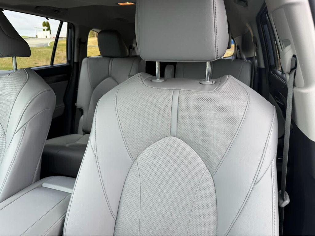 used 2021 Toyota Highlander car, priced at $35,995