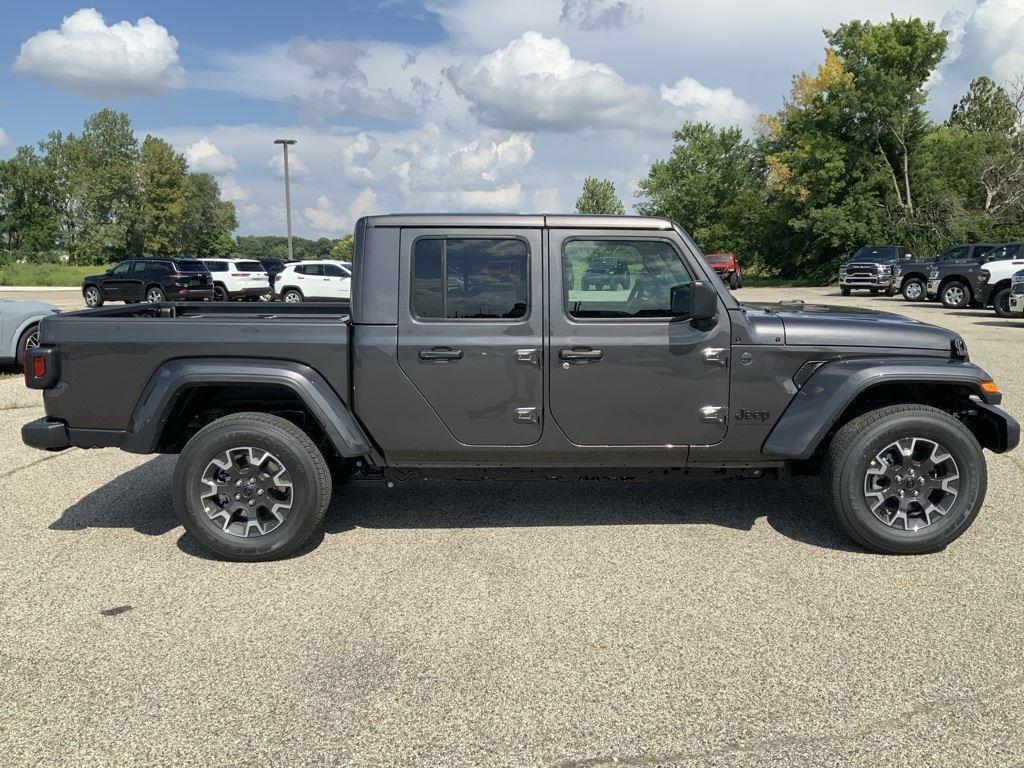 new 2025 Jeep Gladiator car, priced at $43,656