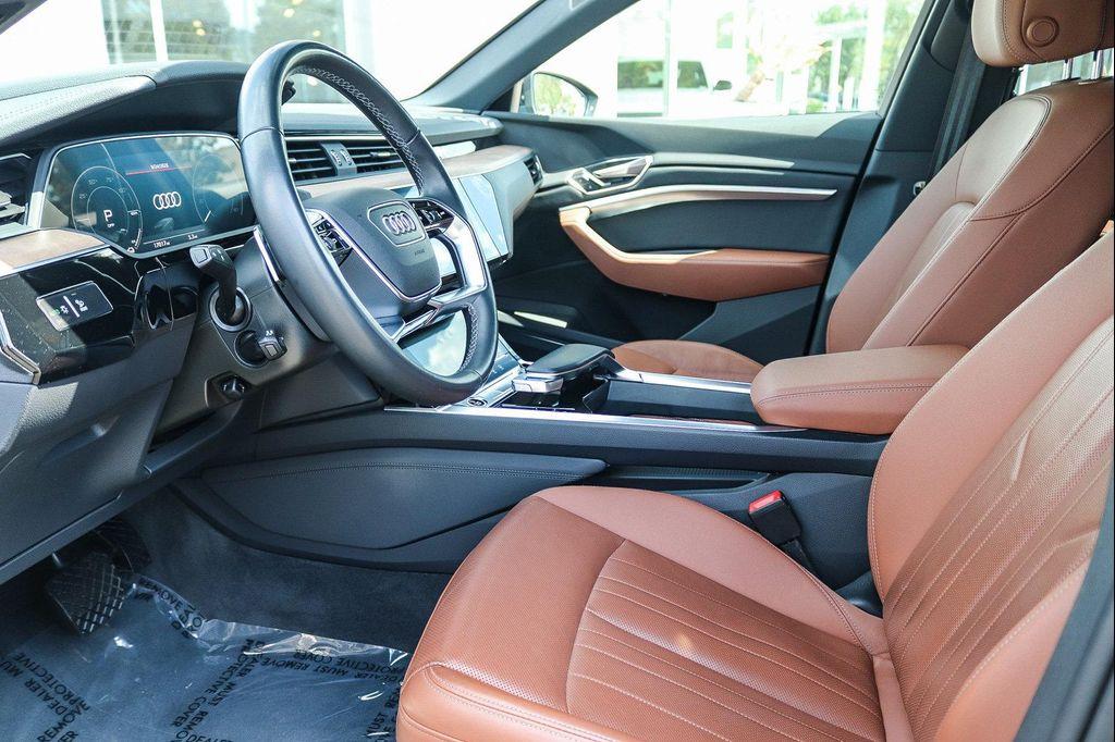 Audi Q8 e-tron view 20