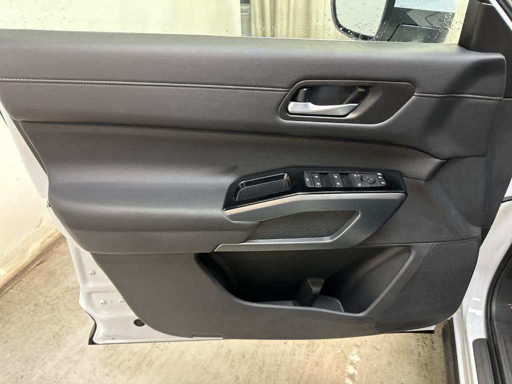 new 2025 Nissan Pathfinder car, priced at $44,913