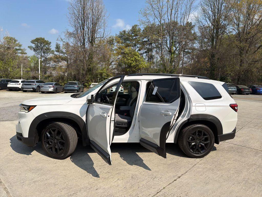 used 2025 Honda Pilot car, priced at $42,800