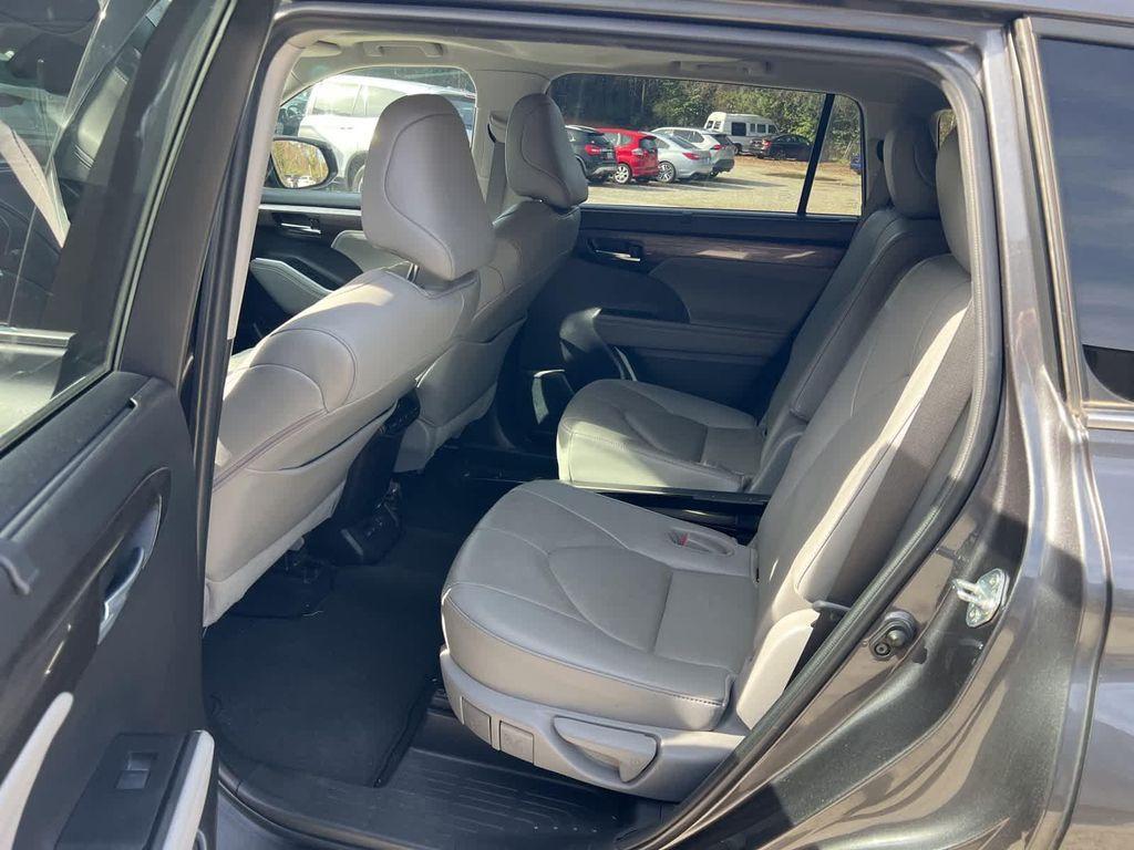 used 2022 Toyota Highlander car, priced at $33,219