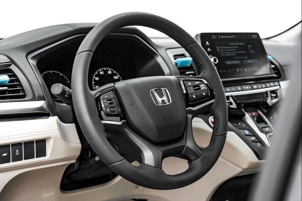 used 2025 Honda Odyssey car, priced at $43,990