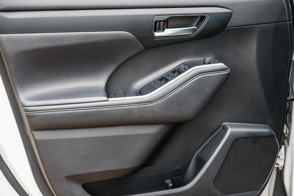 used 2020 Toyota Highlander car, priced at $23,295