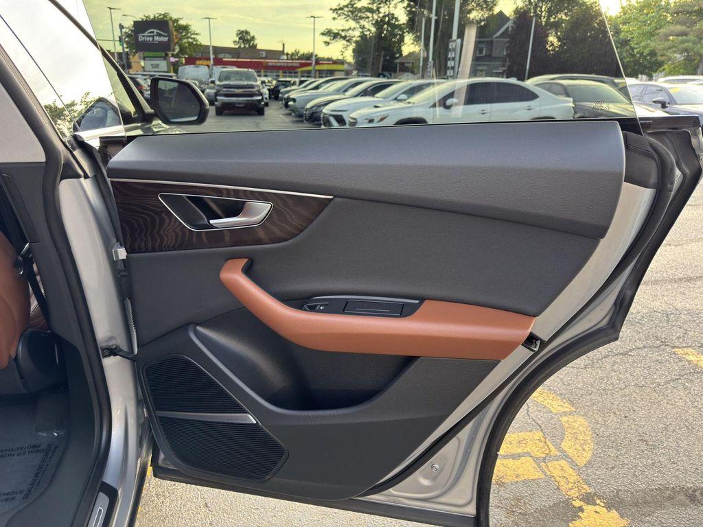 Audi Q8 view 43