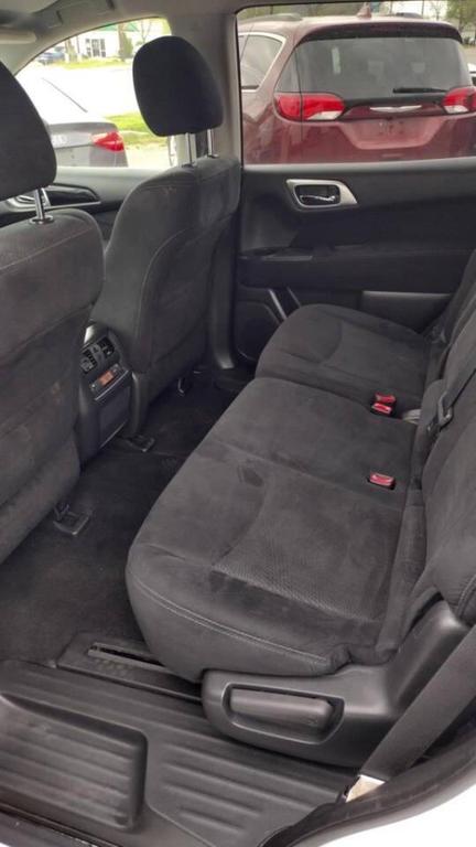 2015 White Nissan Pathfinder