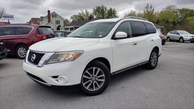 2015 White Nissan Pathfinder