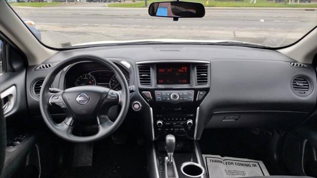 2015 White Nissan Pathfinder