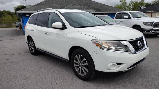2015 White Nissan Pathfinder