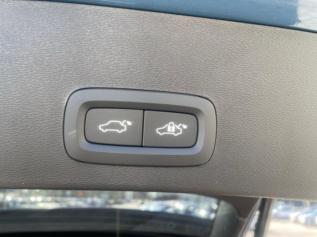 new 2025 Volvo XC40 car, priced at $38,460