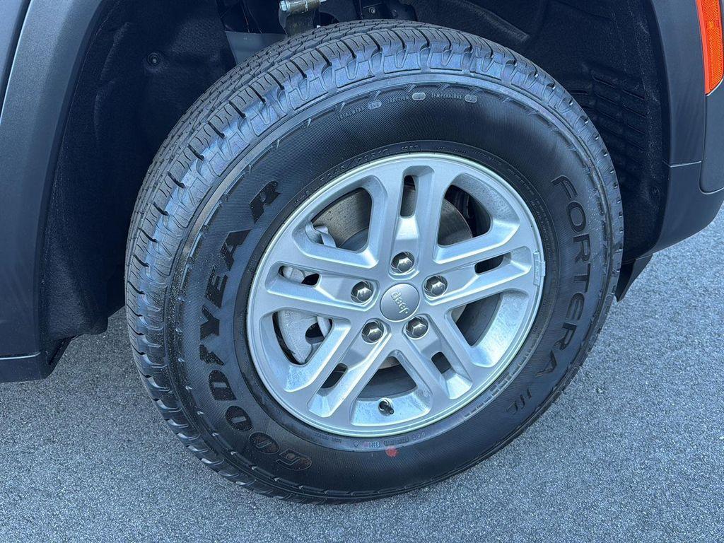 new 2025 Jeep Grand Cherokee car, priced at $34,670