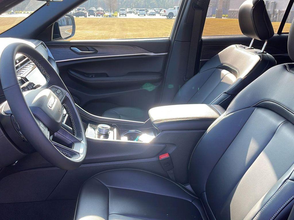 new 2025 Jeep Grand Cherokee car, priced at $41,970