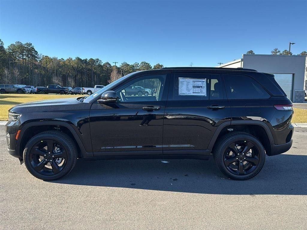 new 2025 Jeep Grand Cherokee car, priced at $38,625