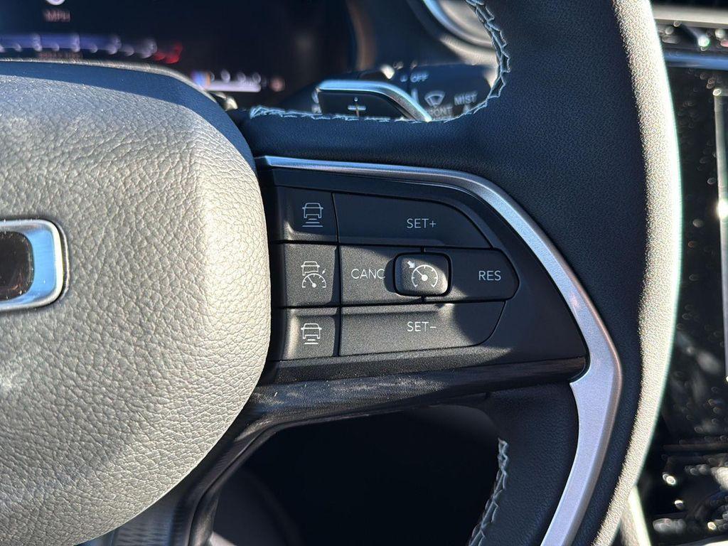 new 2025 Jeep Grand Cherokee car, priced at $38,625