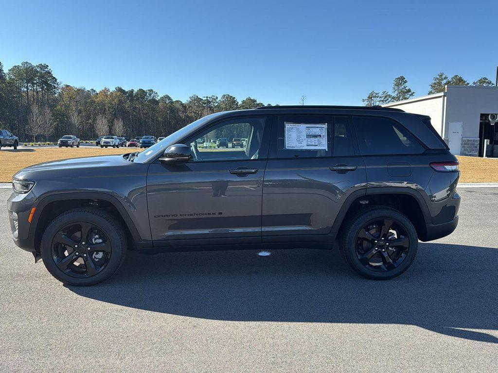 new 2025 Jeep Grand Cherokee car, priced at $41,970