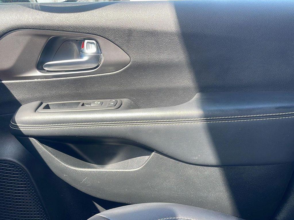 used 2025 Chrysler Pacifica car, priced at $28,149