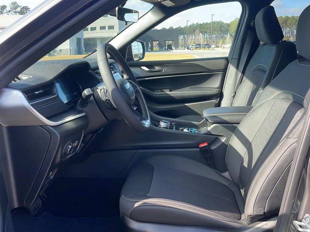 new 2025 Jeep Grand Cherokee car, priced at $32,625