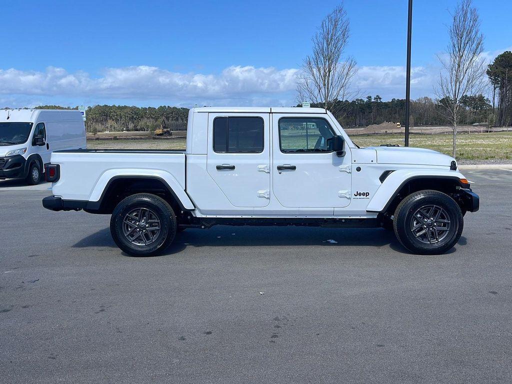 new 2026 Jeep Gladiator car, priced at $45,288