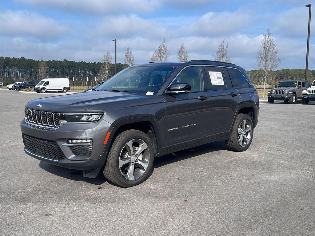 new 2025 Jeep Grand Cherokee car, priced at $47,085