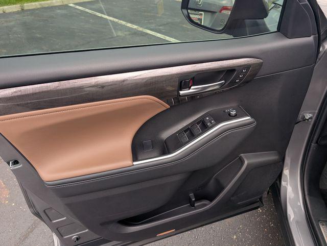 used 2025 Toyota Highlander Hybrid car, priced at $53,734