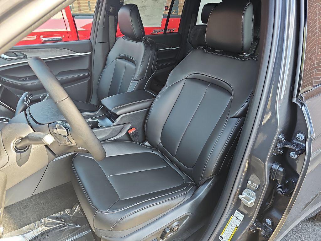 new 2025 Jeep Grand Cherokee car, priced at $46,137