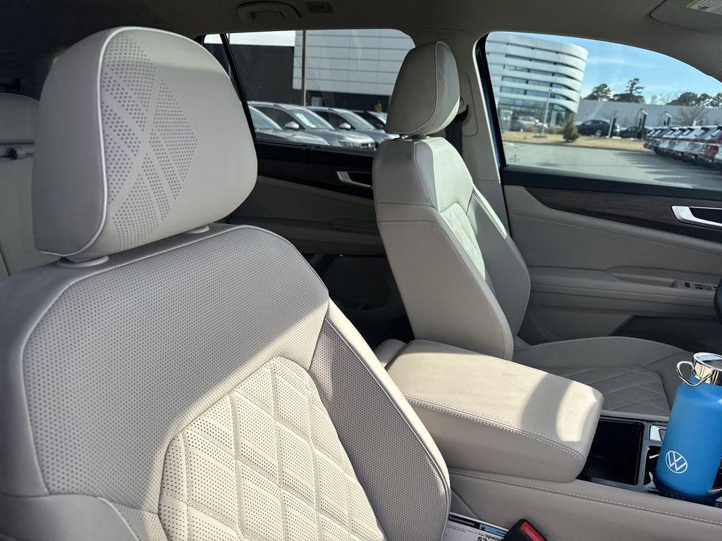 new 2025 Volkswagen Atlas car, priced at $51,750