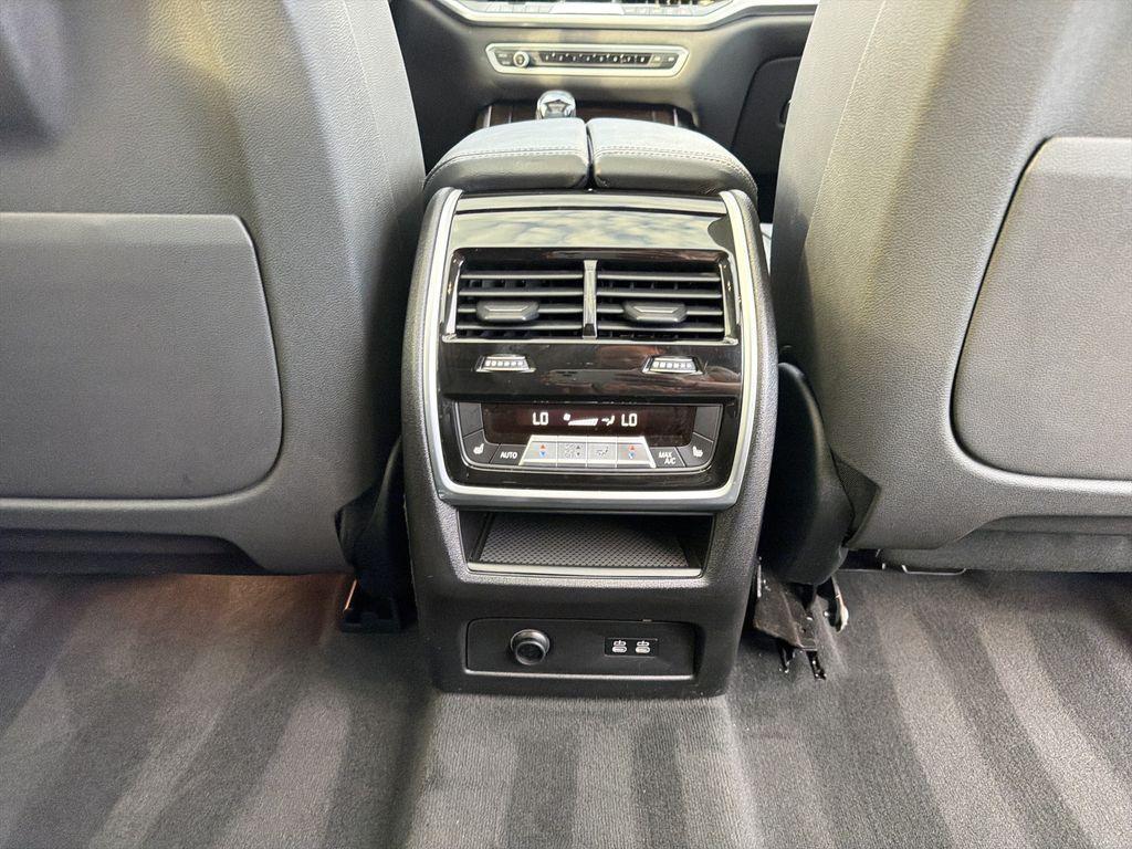 BMW X7 view 22
