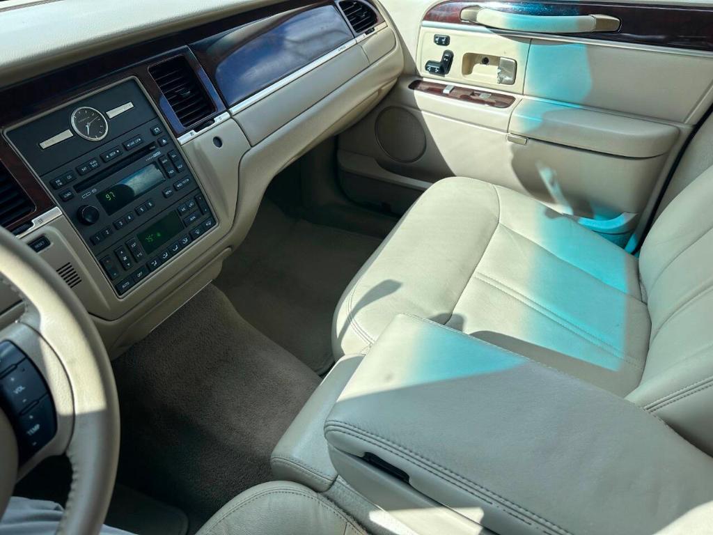 used 2009 Lincoln Town Car car, priced at $8,455