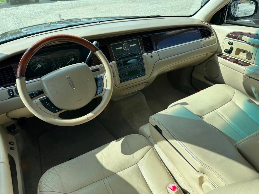 used 2009 Lincoln Town Car car, priced at $8,455
