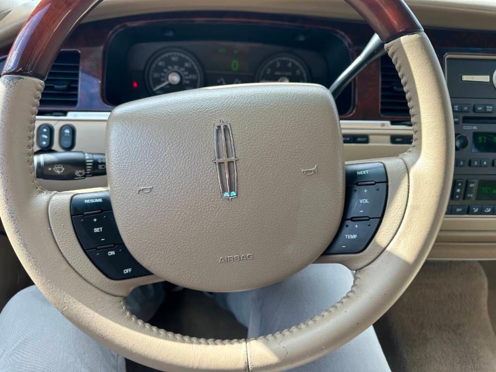 used 2009 Lincoln Town Car car, priced at $8,455