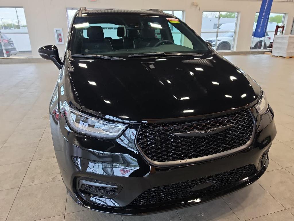 used 2025 Chrysler Pacifica car, priced at $30,495
