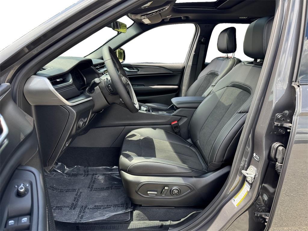 new 2025 Jeep Grand Cherokee car, priced at $37,353