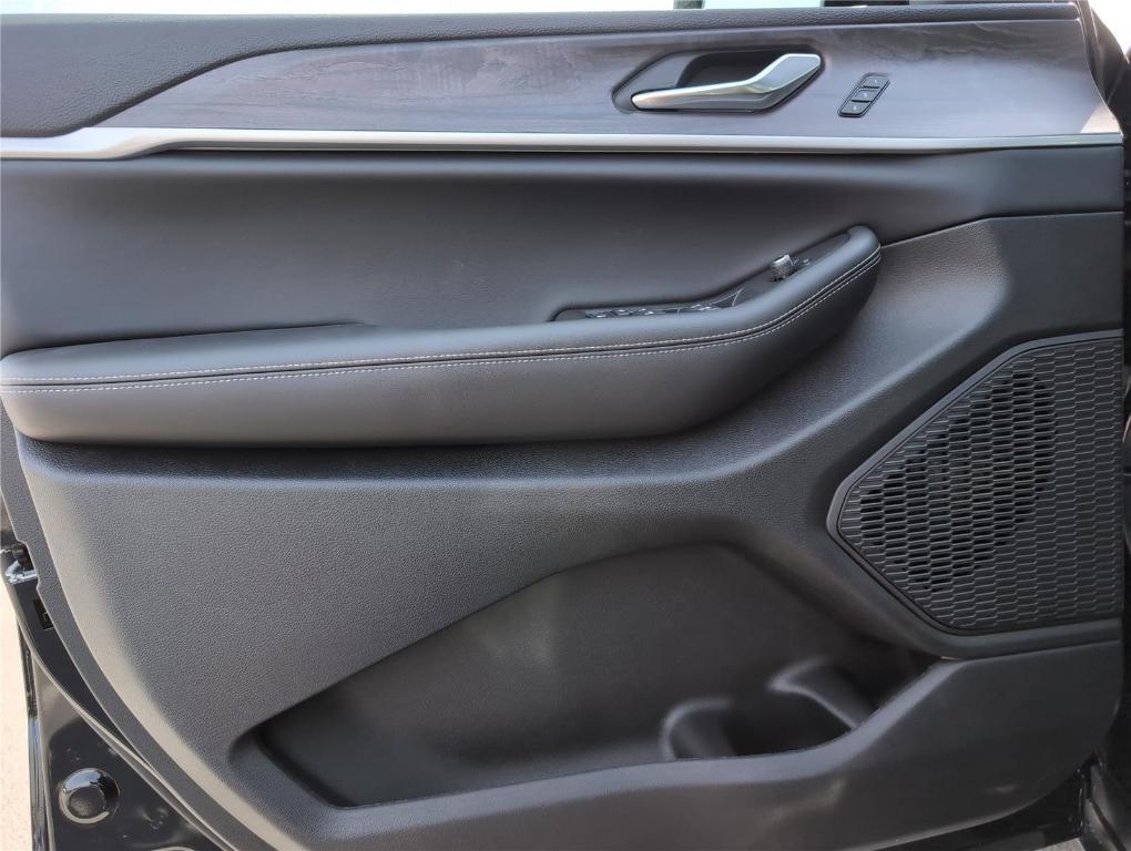 new 2025 Jeep Grand Cherokee car, priced at $45,611