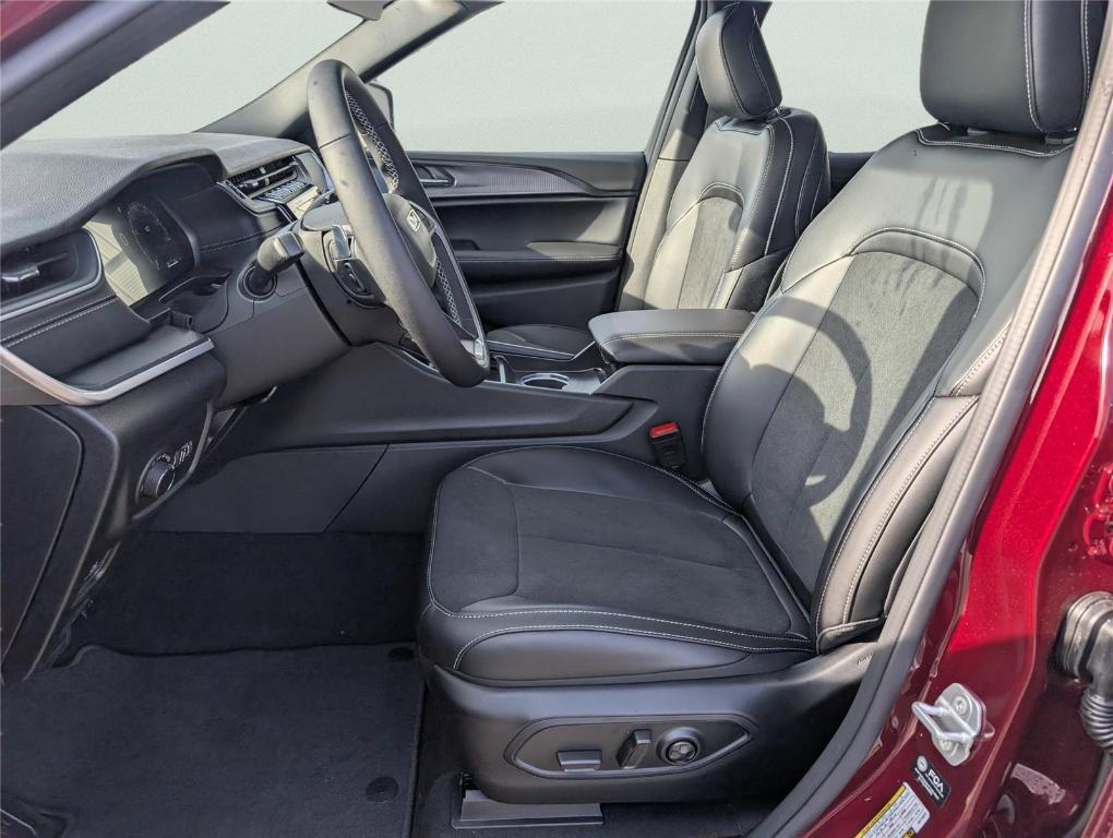 new 2025 Jeep Grand Cherokee car, priced at $41,102