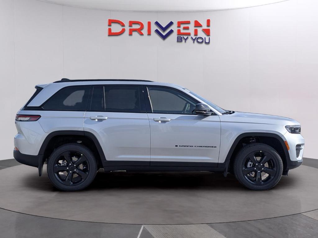 new 2025 Jeep Grand Cherokee car, priced at $40,172