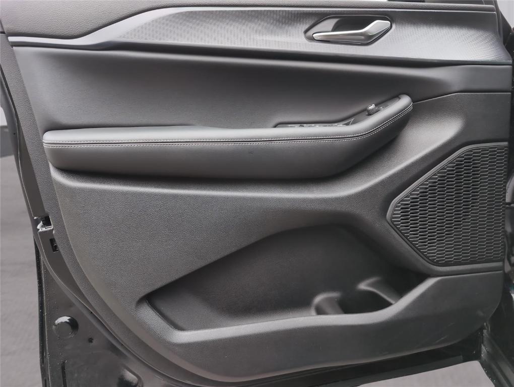 new 2025 Jeep Grand Cherokee car, priced at $41,102