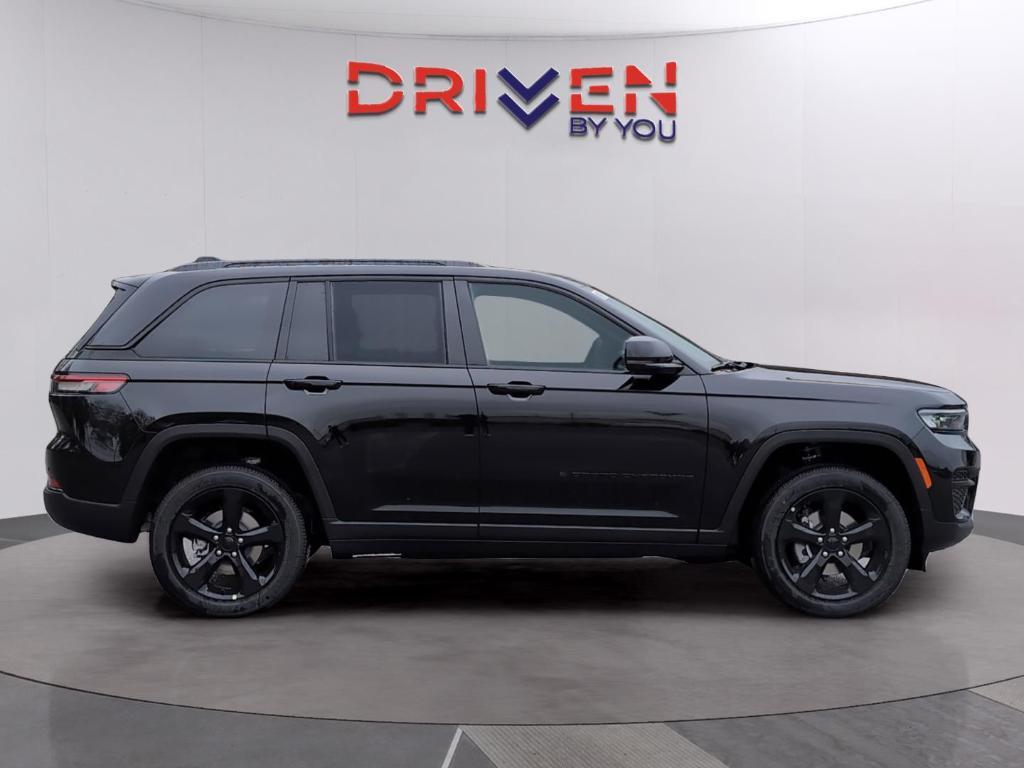 new 2025 Jeep Grand Cherokee car, priced at $41,102