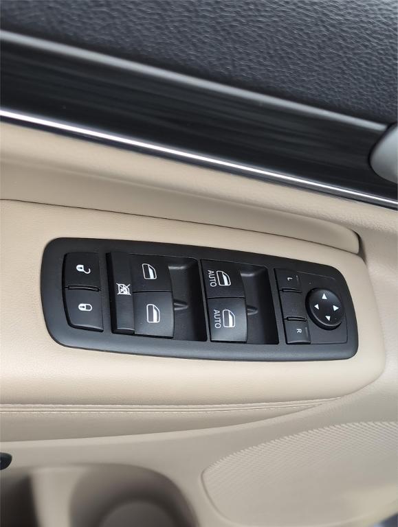 used 2021 Jeep Grand Cherokee car, priced at $20,899