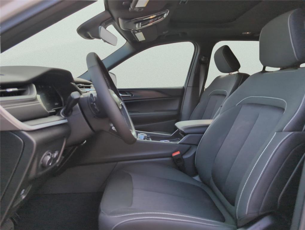 new 2025 Jeep Grand Cherokee car, priced at $37,785